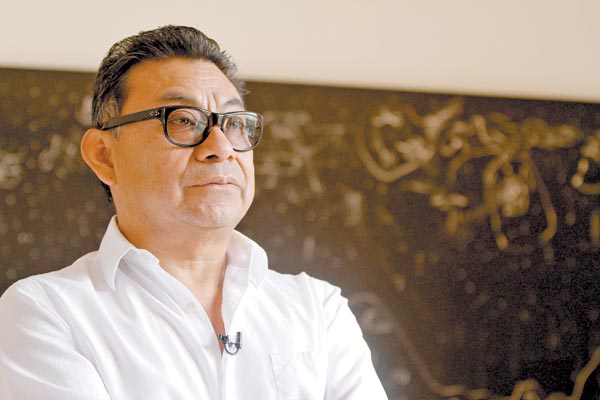 “Yo soy dibujante —sostiene—, no pintor. Experimento con el color, pero me guío por la línea”.