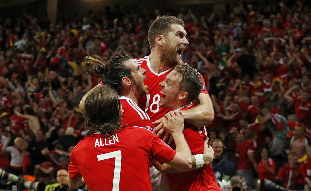 El festejo de los galeses tras el gol de Sam Vokes
