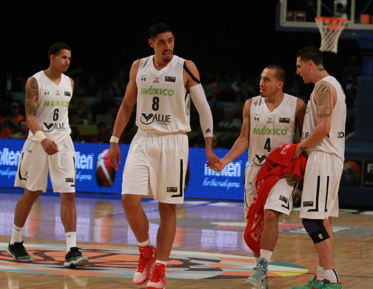 Gustavo Ayón con la selección mexicana de basquetbol