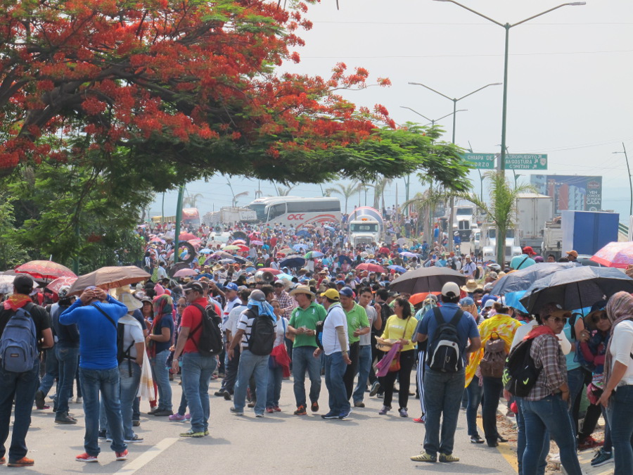 Los maestros siguen con 10 bloqueos en Chiapas. 