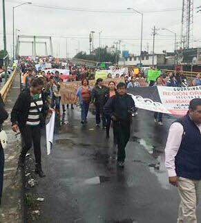 Los maestros marchan sobre los carriles centrales de Calzada Ignacio Zaragoza. 