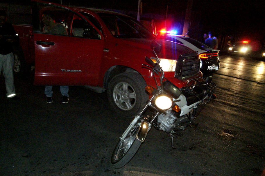 Se registró un choque entre una moto y una camioneta en Torreón, una mujer lesionada.