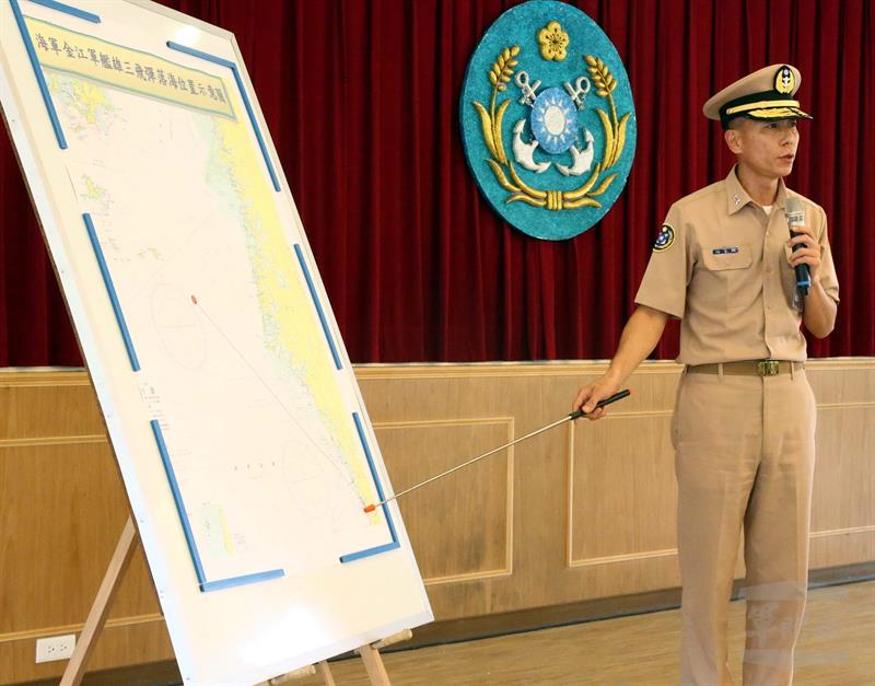 Vicealmirante de la Armada taiwanesa Mei Chia-shu explica el fallo en el disparo de un misil en un buque de guerra durante una rueda de prensa celebra