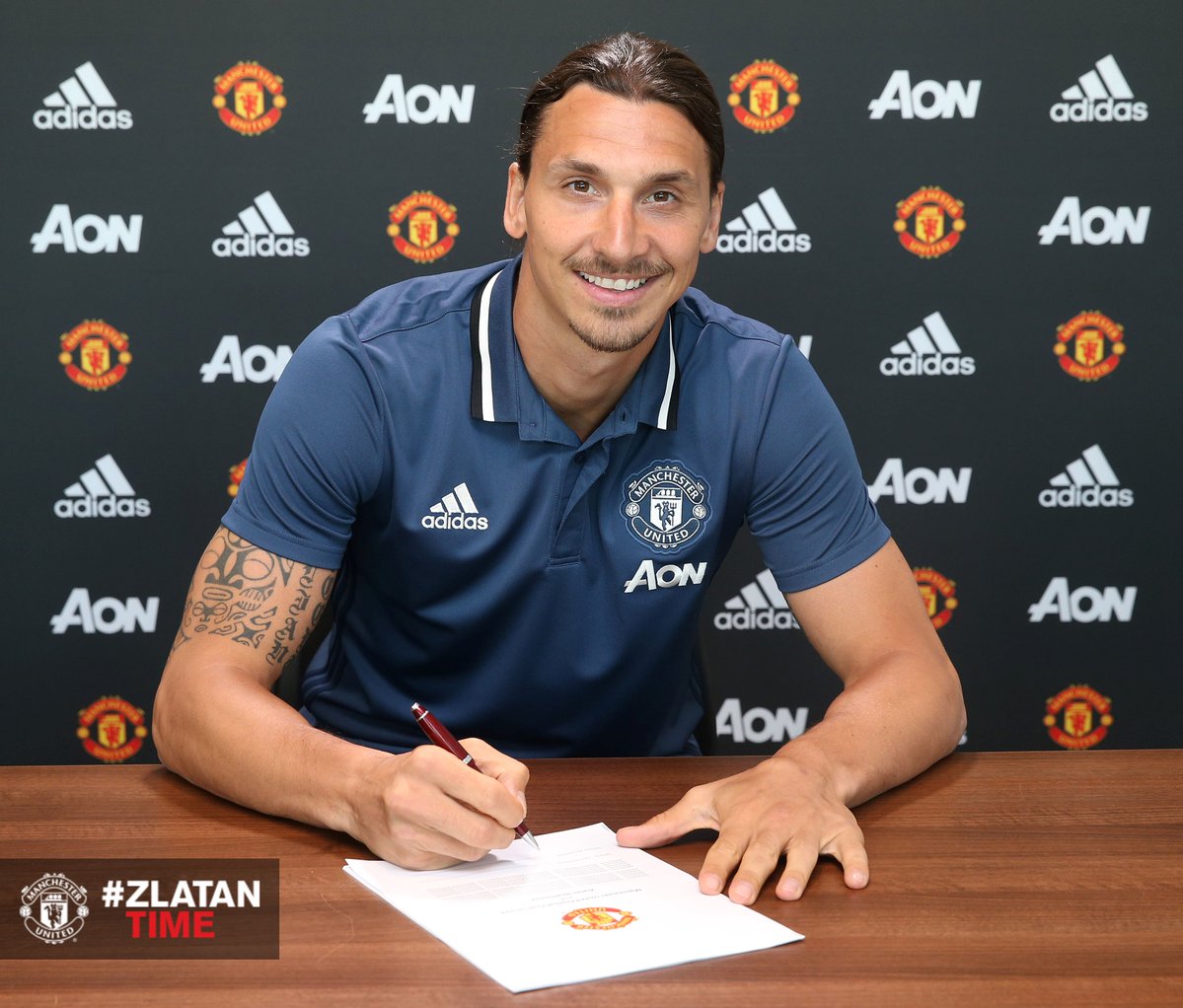 Zlatan Ibrahimovic firmando contrato con el Manchester United