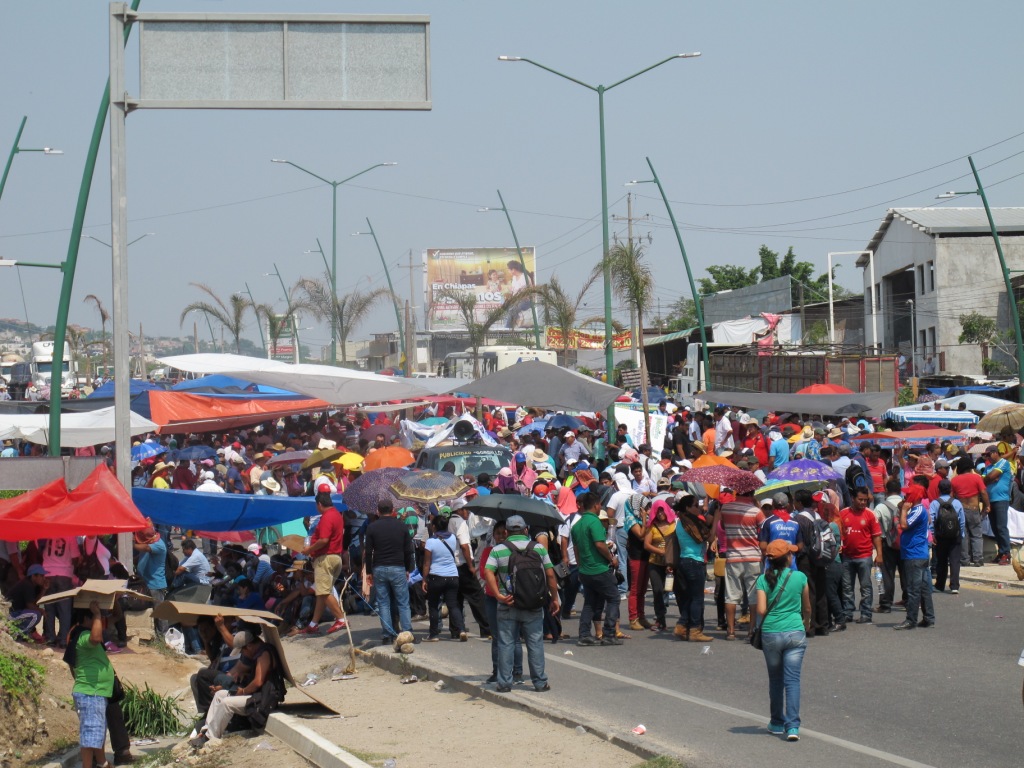Los maestros mantienen seis bloqueos carreteros en la entidad en protesta por la reforma educativa. 