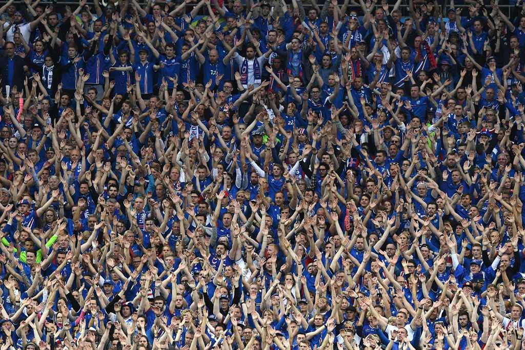 Afición de Islandia durante el juego ante Francia