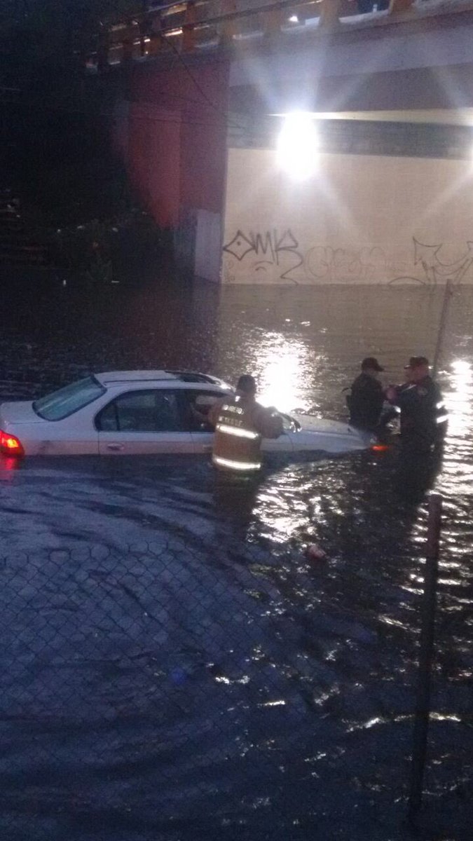 La lluvia de esta tarde provocó encharcamientos en Tlalpan.