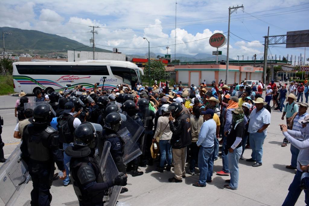 Al tener que resguardar los bloqueos de la CETEG, la policía federal no puede vigilar las comunidades con mayor presencia de crimen organizado.