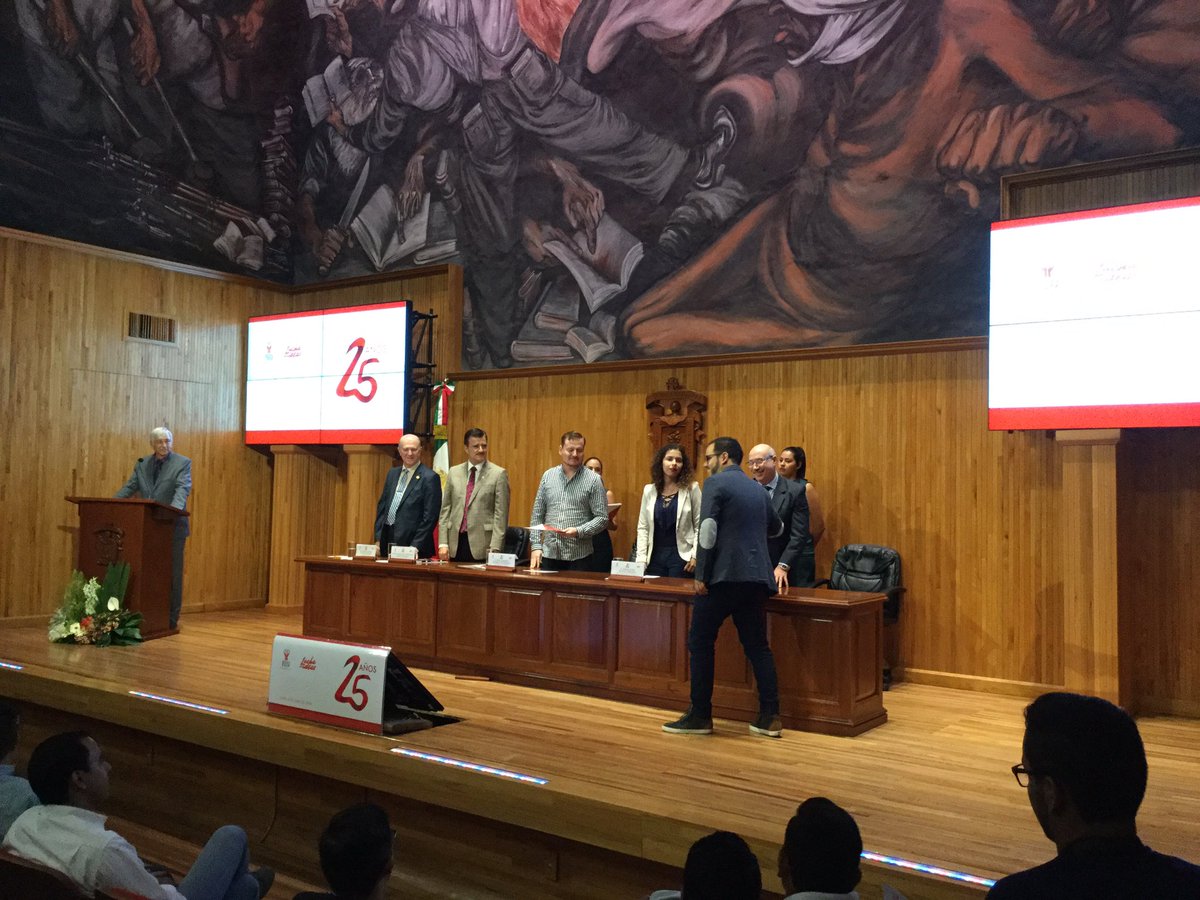 Los siete alumnos de la Universidad de Guadalajara candidatos a la presidencia de la FEU recibieron la constancia que los acredita como participantes.