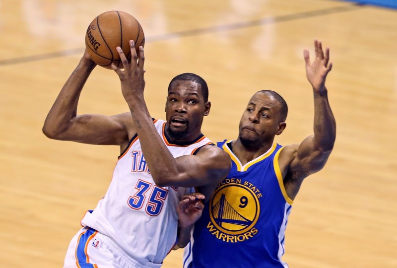 Kevin Durant (35) y Andre Iguodala (9) en un juego de Thunder ante Golden State