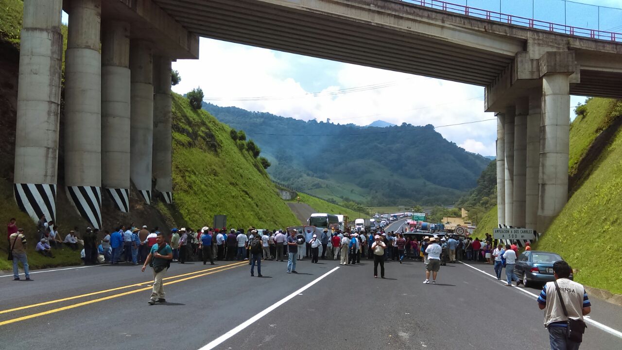 Los habitantes se niegan a pagar un adeudo con la CFE.