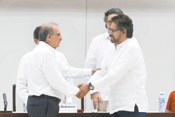 El principal negociador del gobierno, Humberto de la Calle (i) junto al líder guerrillero, Iván Márquez.