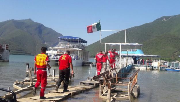 Los buzos de Bomberos de Nuevo León se turnan de dos en dos para sumergirse y peinar el área.