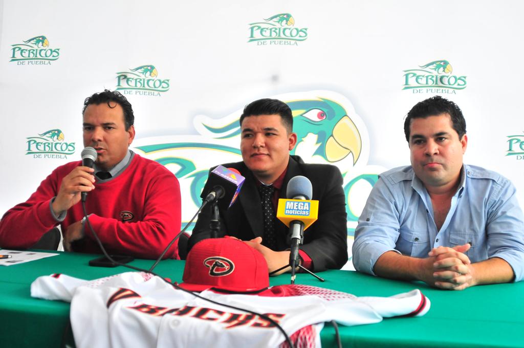 Carlos Bustamante (centro) terminará la temporada con los Pericos de Puebla