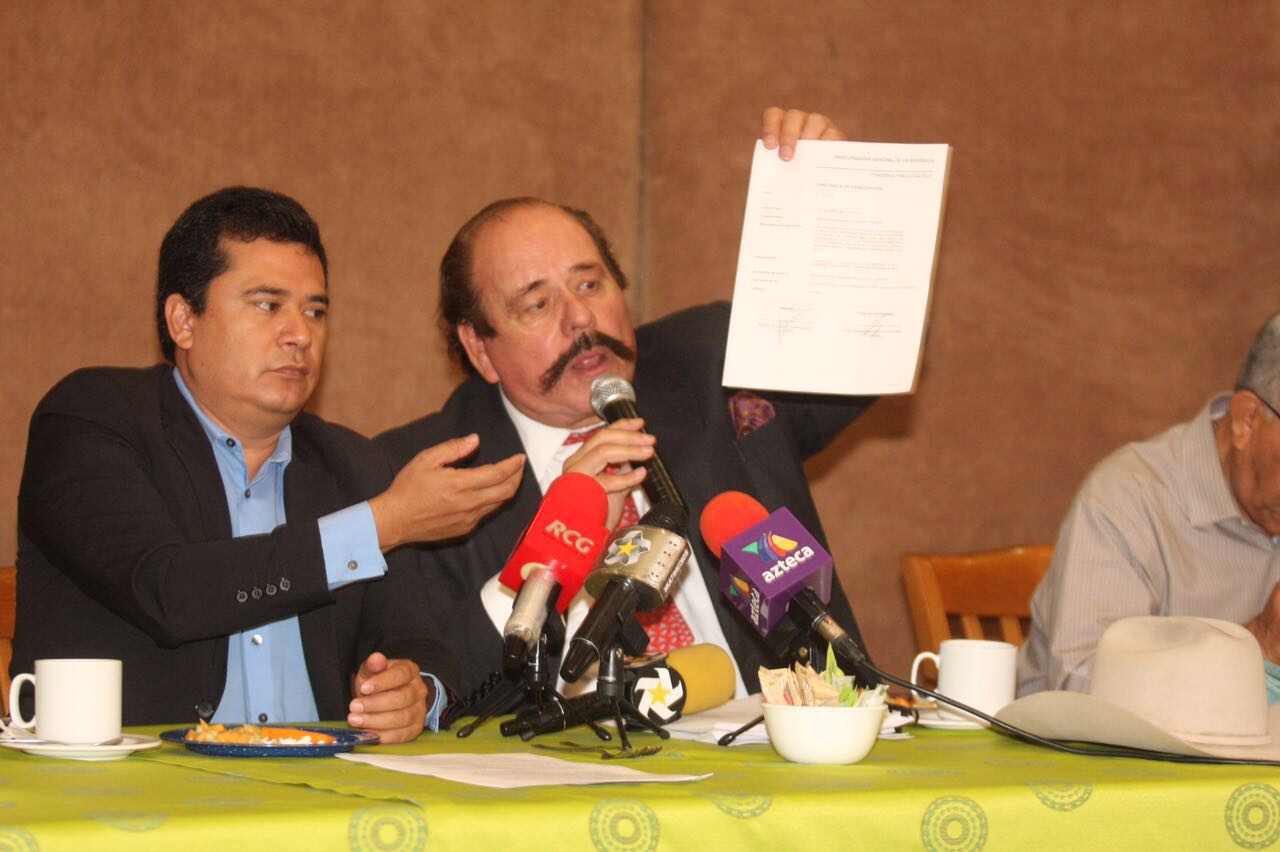 El empresario Armando Guadiana interpuso una denuncia en la PGR contra Rubén Moreira por lavado de dinero.