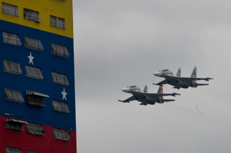 Exhibiendo armamento y vehículos blindados, miles de efectivos de los cuerpos militares marcharon frente al gobernante.