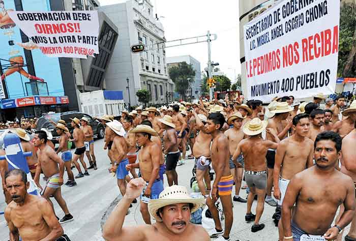 Integrantes de los 400 Pueblos protestaron ayer en Reforma.