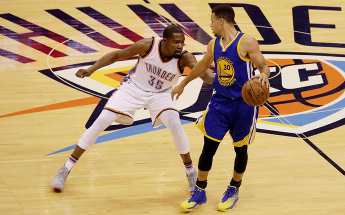 Kevin Durant y Stephen Curry en un duelo entre Oklahoma y Warriors