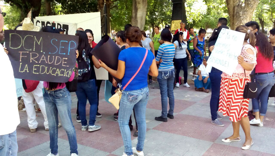 Manifestación de alumnos del Instituto de Estudios Superiores DCM de Lerdo.