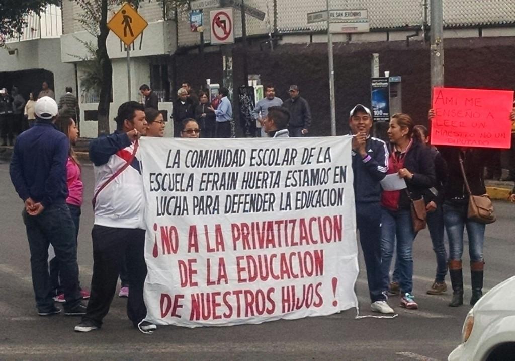 Minutos antes, los maestros y padres de familia bloquearon el cruce entre Luis Cabrera y San Jerónimo.  