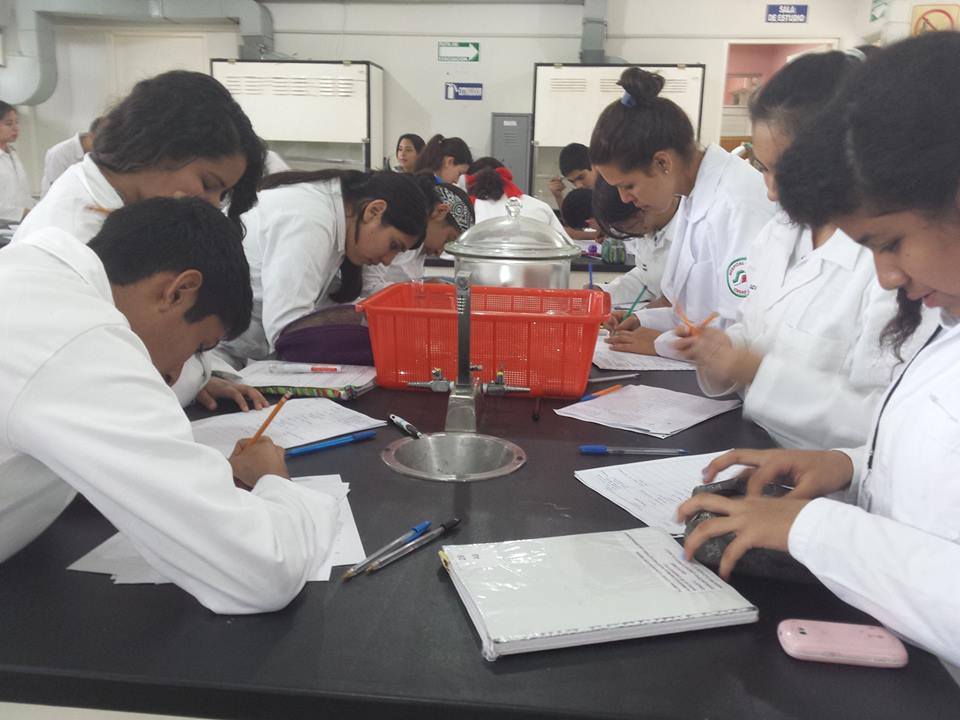 Los alumnos trabajan con el equipo que tienen disponible, turnándose para la realización de prácticas. 