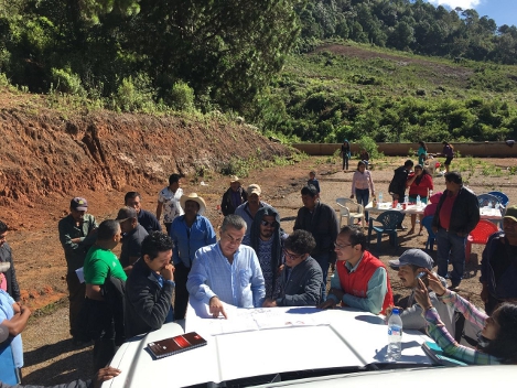 El delegado de la Sedatu en Guerrero, José Manuel Armenta Tello y el líder de la Asamblea Popular de los Pueblos de Guerrero, Nicolás Chávez Adame, re