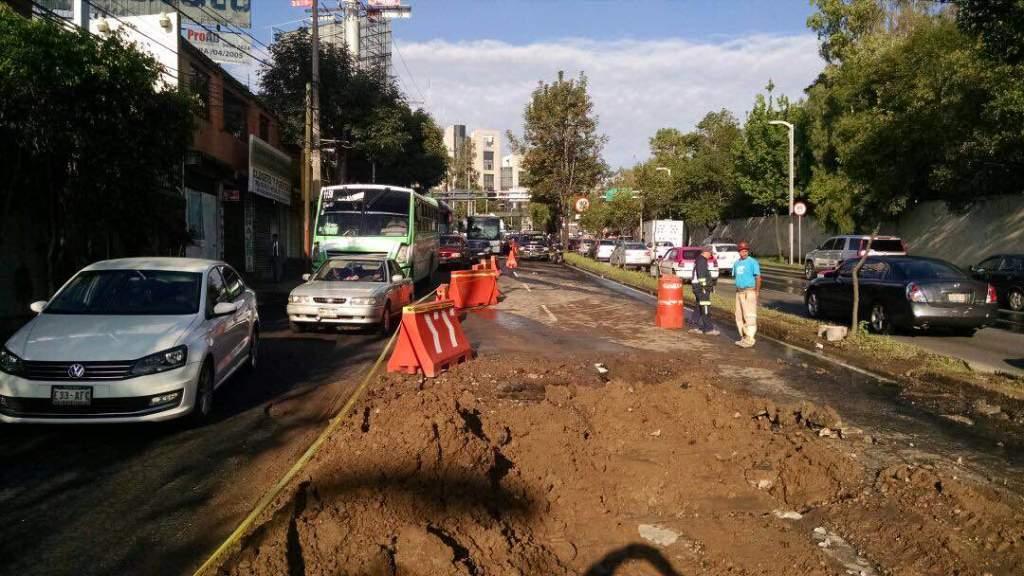 Desde la tarde de ayer, dos carriles de avenida Constituyentes están cerrados. 