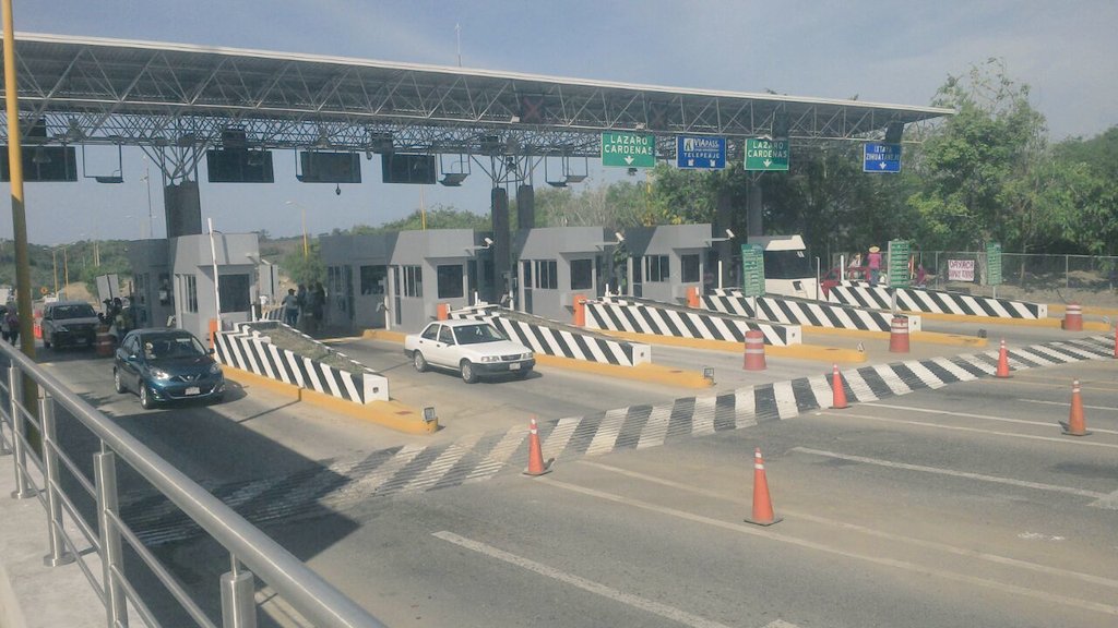 En la caseta permiten el libre peaje.