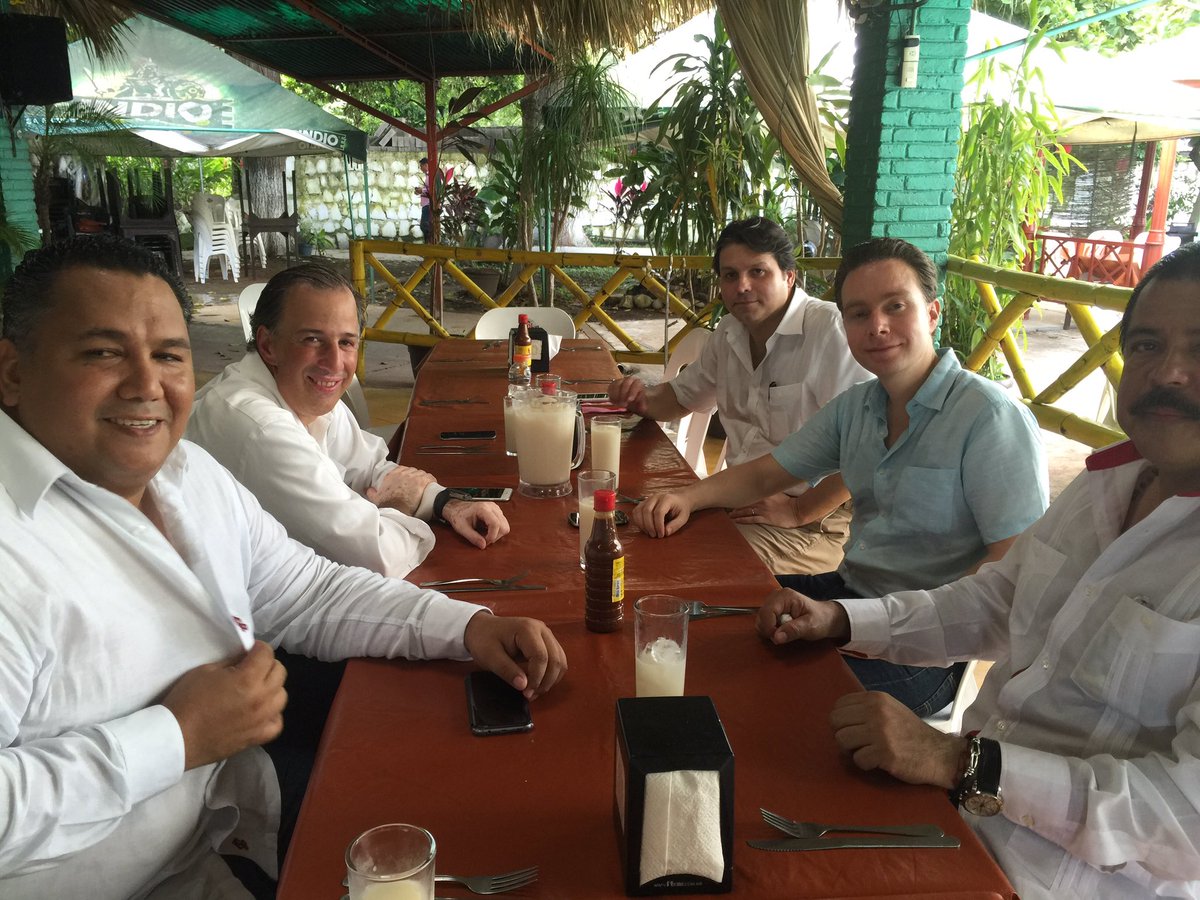 Después de la entrega de los seguros, el gobernador y el secretario convivieron en la comida. 