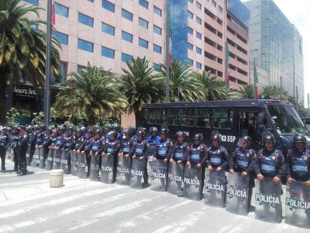 Los granaderos resguardan las inmediaciones del Monumento a la Revolución para impedir el paso de los maestros hacia ese recinto.