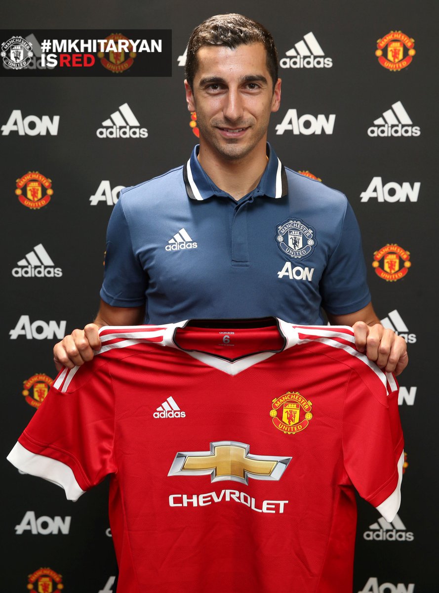 Henrich Mkhitaryan ya posa con la playera del United 