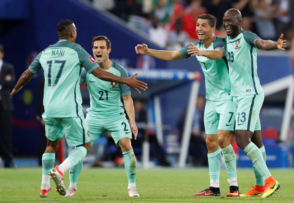 Nani anotó el segundo para los lusos y lo celebró con sus compañeros