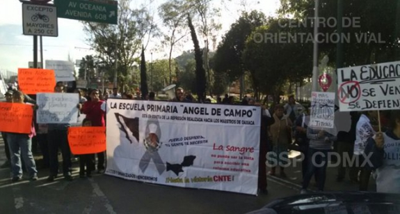 Padres de familia protestan en Circuito Interior a la altura de Fundidora Monterrey. 