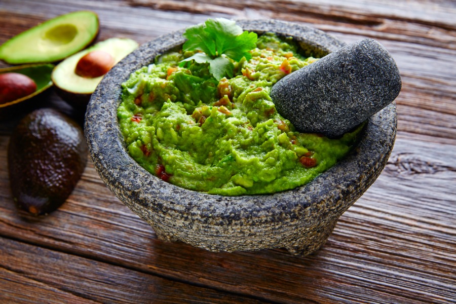 Uno de esos platillos impensables sin el aguacate, es el guacamole. Si quieres cuidar un poco tu bolsillo, puedes complementarlo con jitomate en cuadr