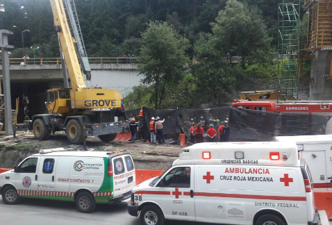 En la construcción de una fosa en el kilómetro 24.7 de la carretera México-Toluca, ocurrió un deslave en el que perdió la vida un trabajador.