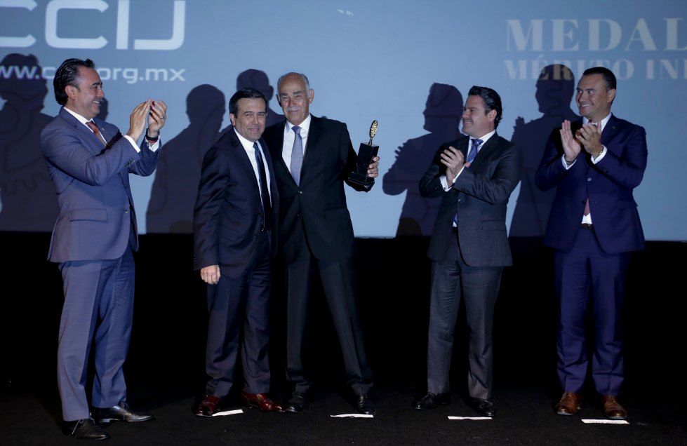 El secretario de Economía, Ildefonso Guajardo Villarreal, entregó ayer la Medalla al Mérito Industrial
