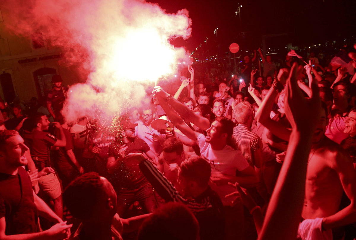 Aficionados franceses festejan con bengalas el triunfo de su selección