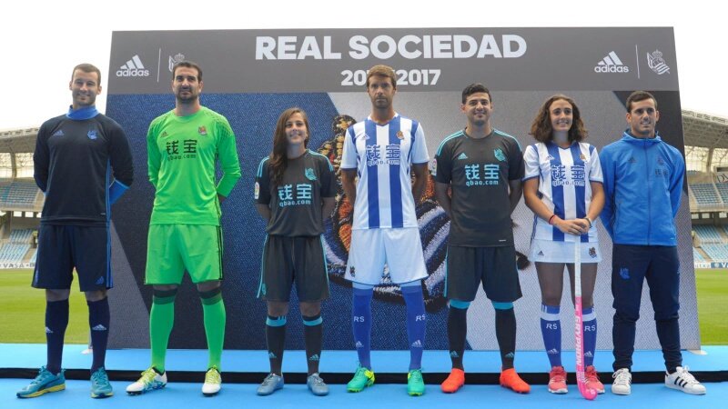 Carlos Vela posa con la nueva playera de la Real Sociedad 