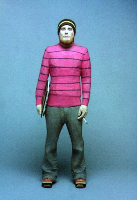 El escultor japonés, Tomoaki Suzukim, talla figuras de madera de transeúntes en Londres.