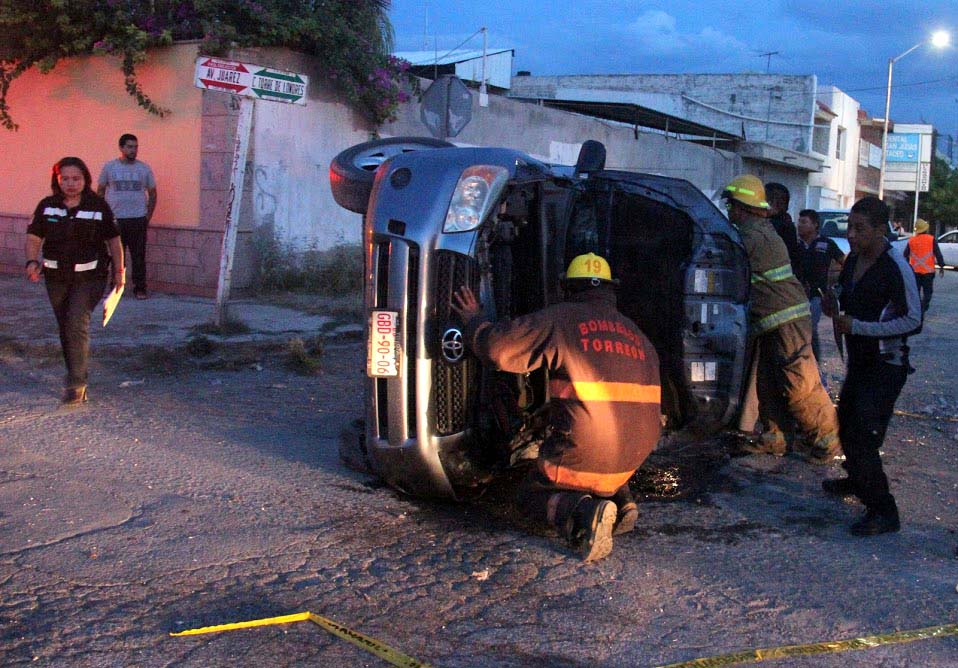 Las personas lesionadas fueron rescatadas por vecinos del lugar.