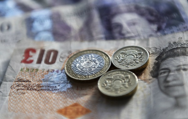 La libra esterlina cayó en su nivel más bajo en más de tres décadas al cotizar a 1.3113 dólares.