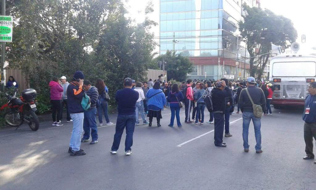A las 08:00 horas, padres de familia y maestros iniciaron un mitin en la calle Parroquia, en la delegación Benito Juárez. 
