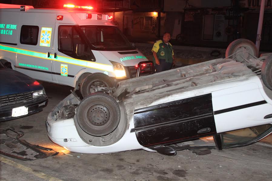 Paramédicos de la Cruz Verde lo atendieron y trasladaron a un hospital luego de que el saliera por sus propios medios del vehículo.