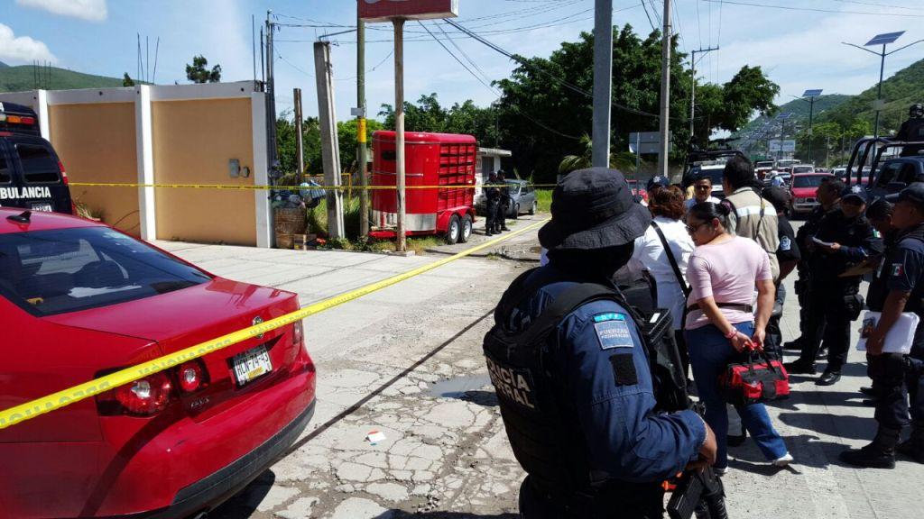 Policías federales intentaron detener a los responsables, pero estos huyeron a bordo de una camioneta Ford.  