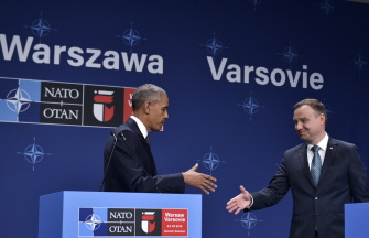 El presidente Obama (i) saluda a su par polaco, Andrzej Duda, durante el inicio de la cumbre, en Varsobia.