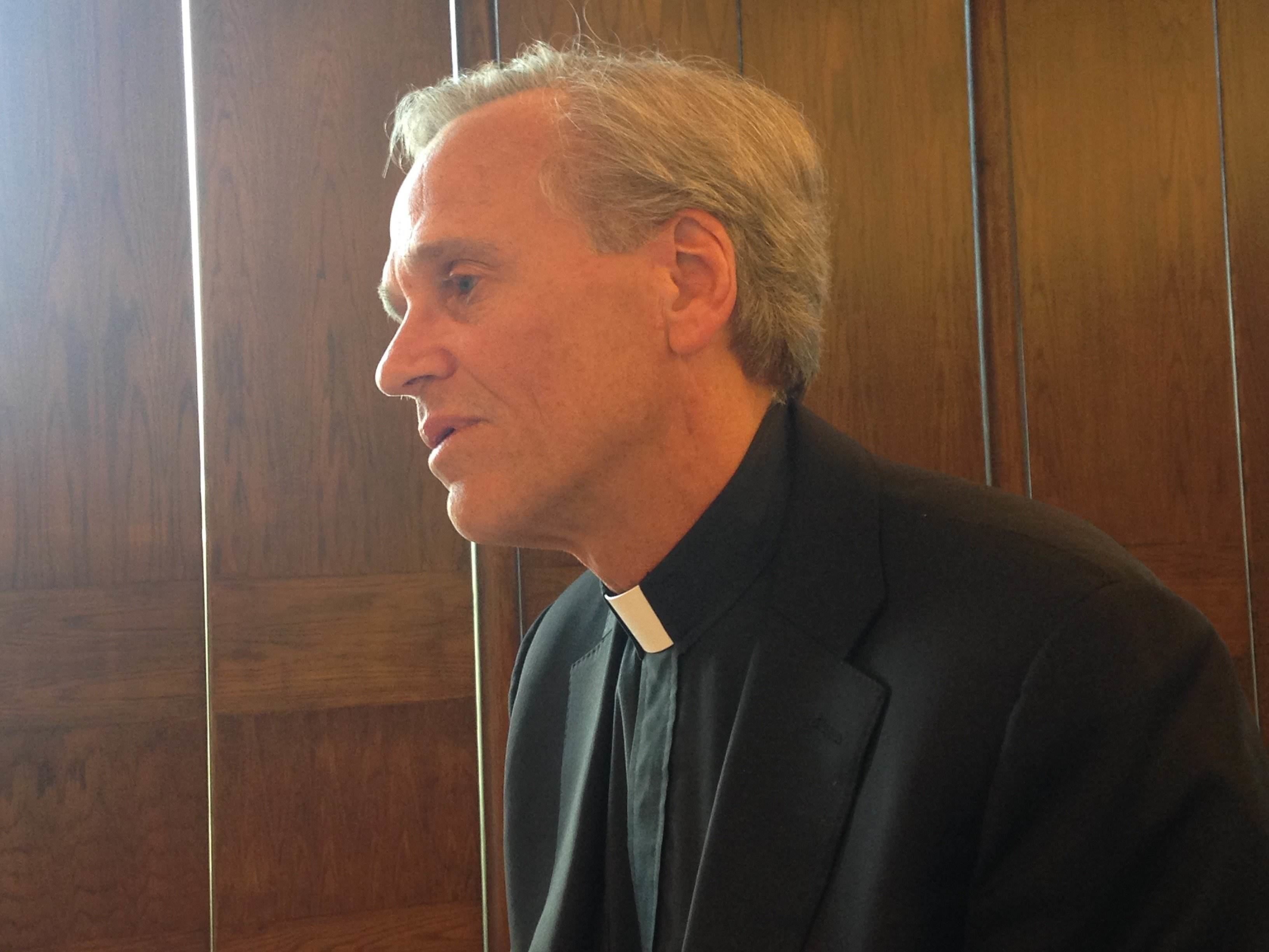 El rector de la Universidad de Notre Dame, John Jenkins, calificó a los insultos hacia los mexicanos migrantes como "teatro político".