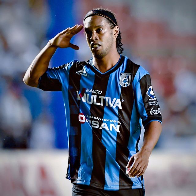 Ronaldinho con la playera del Querétaro