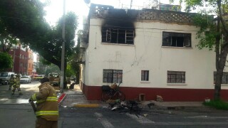 De acuerdo con bomberos y personal de Protección Civil, el incendio se originó por un corto circuito de un contacto de luz.