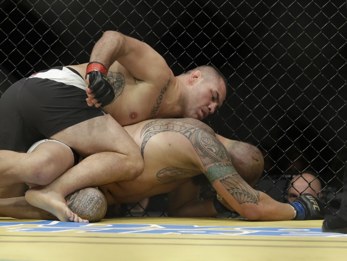 Caín Velázquez noqueó a Travis Browne