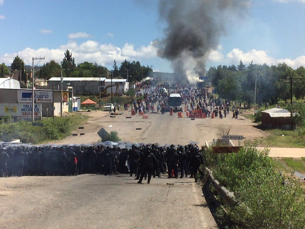 Las organizaciones civiles responsabilizan al gobierno estatal, de iniciar el enfrentamiento entre docentes y policías en Nochixtlán.